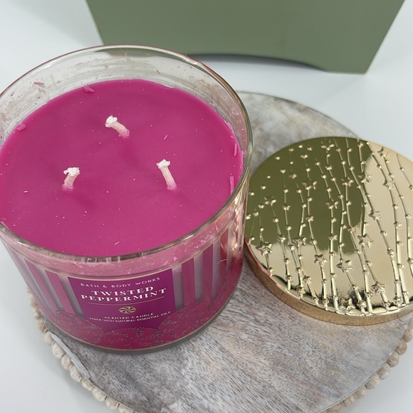 Twisted Peppermint - Bath & Body Works - 3 Wick - Picture 2 of 3